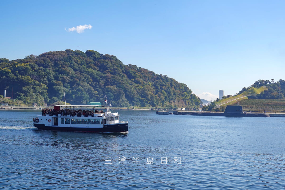 吾妻島横を過ぎ長浦港奥へ向かうYOKOSUKA軍港めぐり「シーフレンド7」(撮影日:2022.11.03)