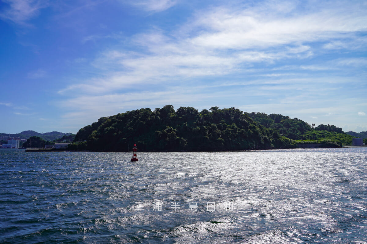 吾妻島・北東の海上より望む（撮影日：2022.08.10）