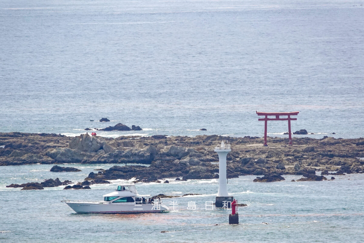 葉山灯台(裕次郎灯台)や名島(菜島)近くを航行する葉山マリーナのクルーズ船(撮影日:2026.06.01)