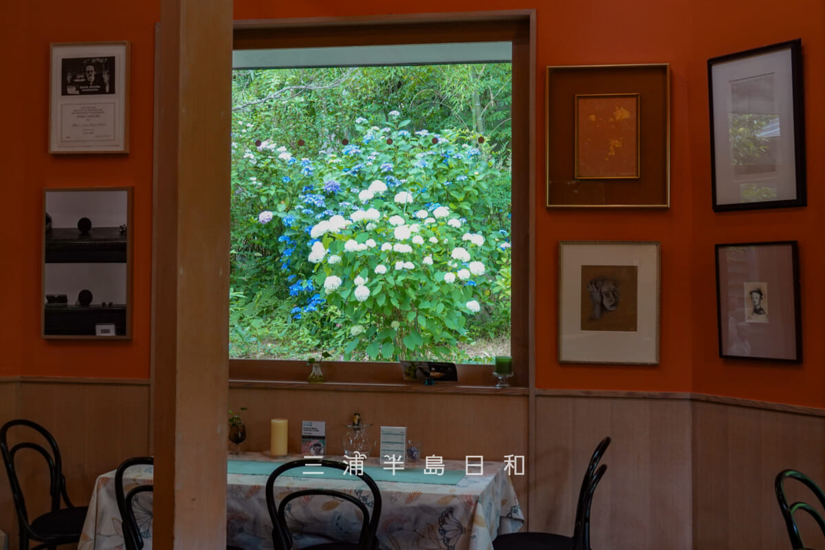 カスヤの森現代美術館・ラウンジに展示されたコレクションと裏庭を望む窓際の席(撮影日:2026.06.04)