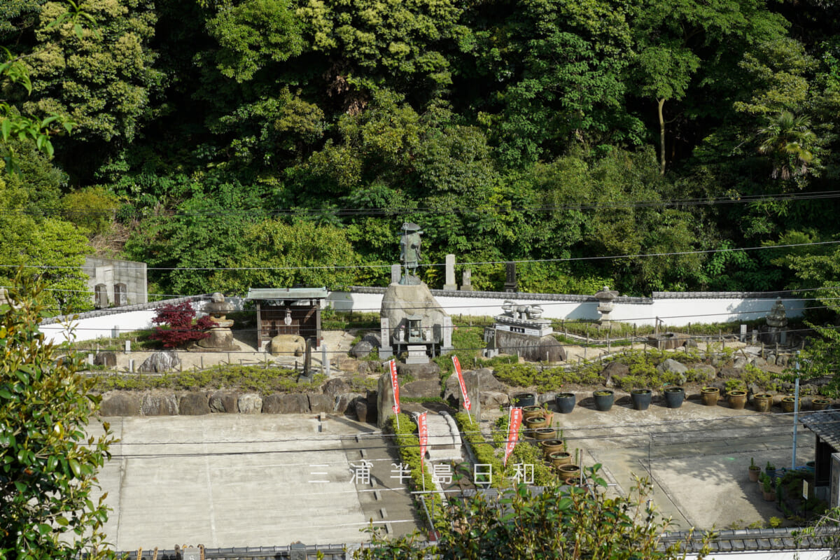 妙音寺・四国八十八ヶ所お砂踏み巡礼を裏山より見下ろす(撮影日:2026.05.09)
