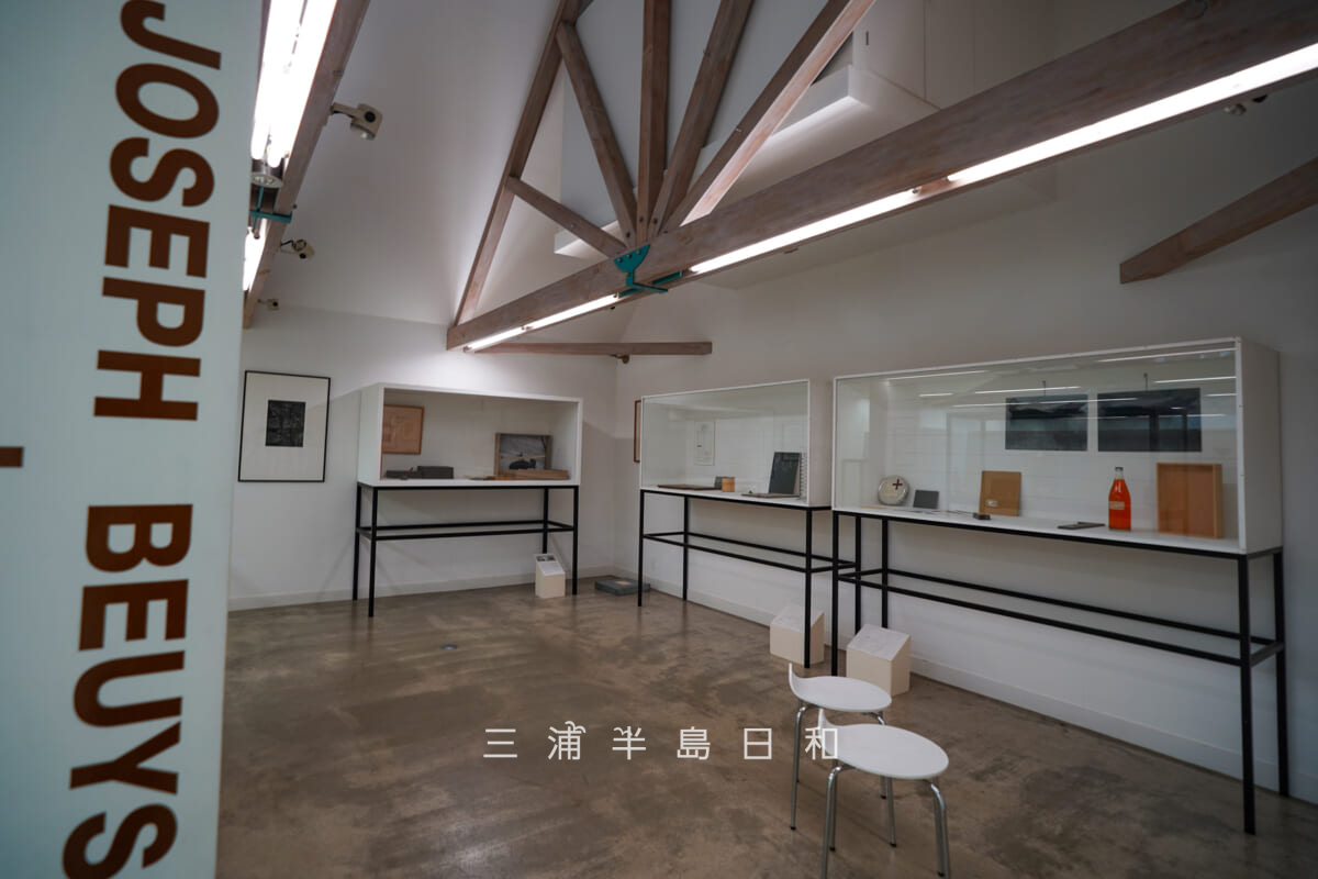 カスヤの森現代美術館・第1展示室のヨーゼフ・ボイスコレクション(撮影日:2026.06.12)