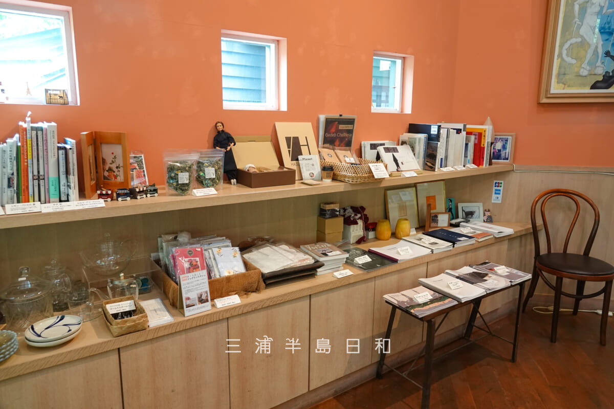 カスヤの森現代美術館・ラウンジのグッズ販売コーナー(撮影日:2026.06.04)