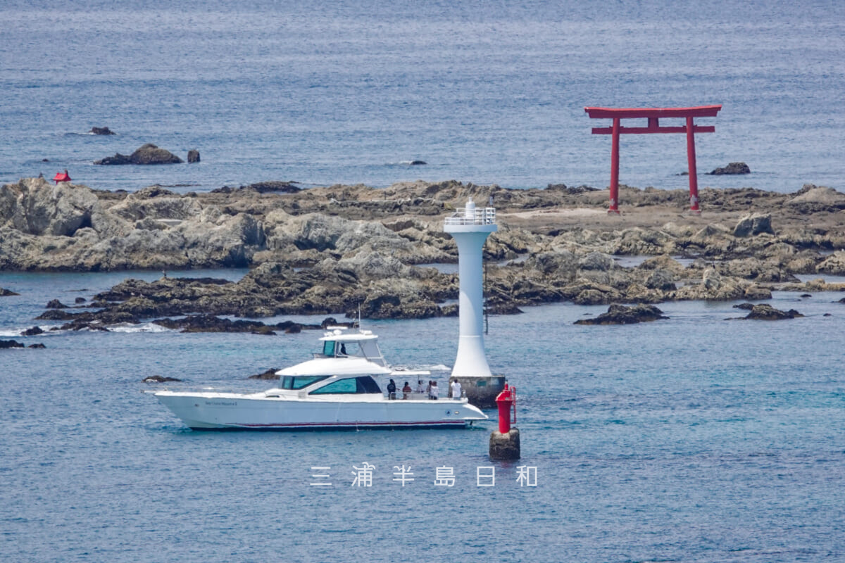 葉山灯台（裕次郎灯台）| 名島の赤い鳥居とのセットは葉山の海のシンボル