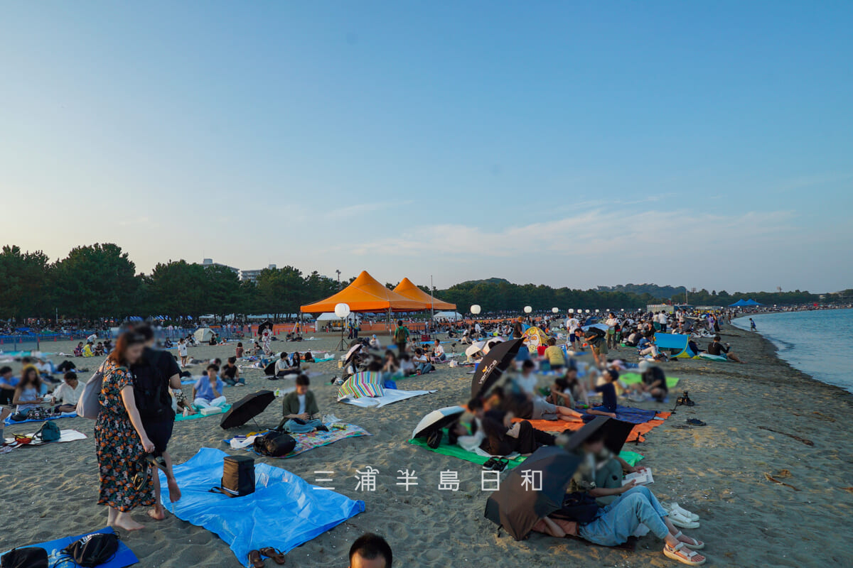 金沢まつり花火大会・打ち上げ開始1時間半前の海の公園の砂浜（撮影日：2025.08.30）