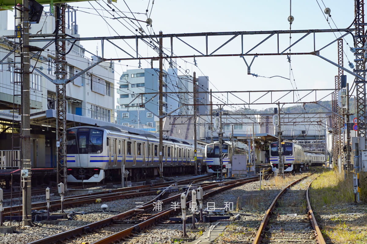 JR逗子駅構内を金沢新道踏切より望む(右端が京急線神武寺駅まで続く連絡線)(撮影日:2021.01.16)