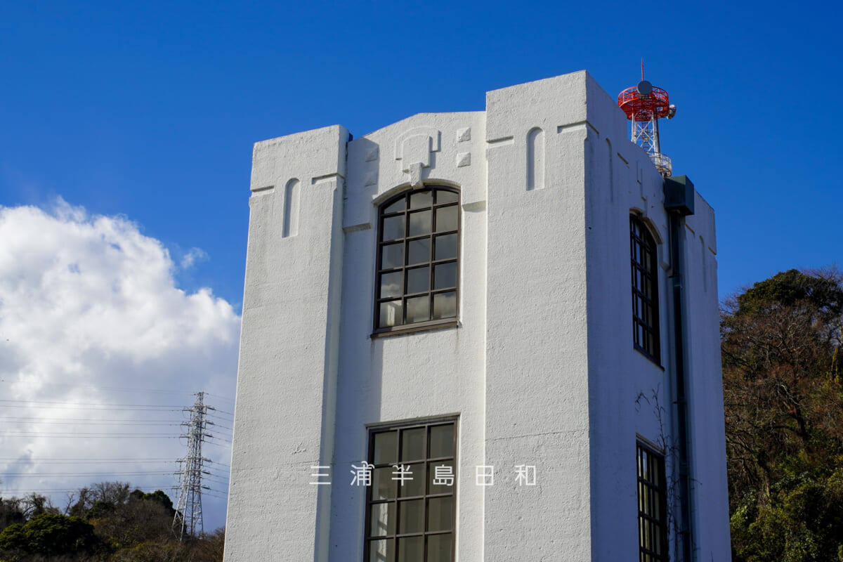 旧横須賀軍港水道（横須賀市上下水道局）逸見浄水場配水池東入口[上部アップ]（撮影日：2025.12.26）