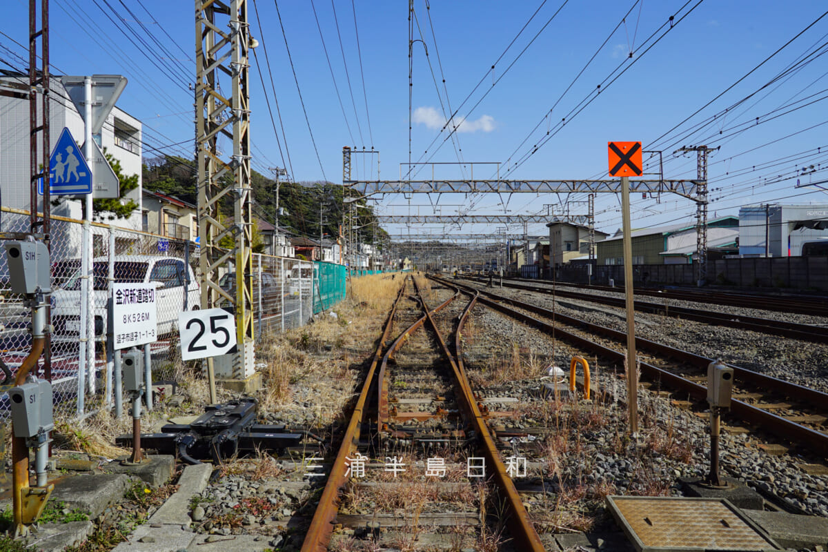 JR逗子駅・金沢新道踏切より京急線神武寺駅まで続く連絡線を望む(撮影日:2021.01.16)