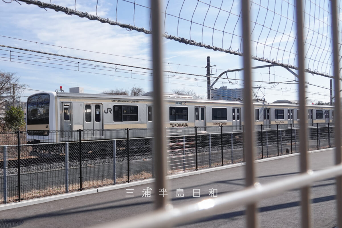 JR東日本横浜総合訓練センターの209系訓練車をF・マリノス-スポーツパークより望む(撮影日:2023.01.12)