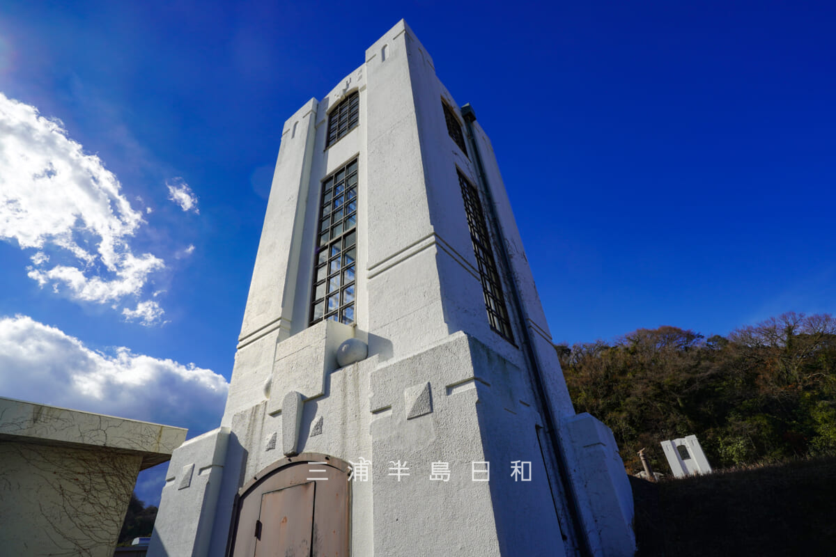 旧横須賀軍港水道（横須賀市上下水道局）逸見浄水場配水池東入口[斜め前]（撮影日：2025.12.26）