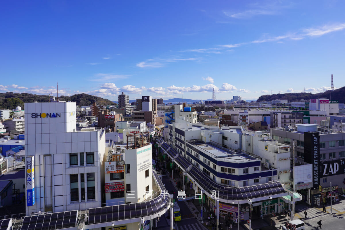 京急久里浜駅・駅ビルのウィング久里浜屋上より久里浜海岸方面を望む（撮影日：2023.12.23）