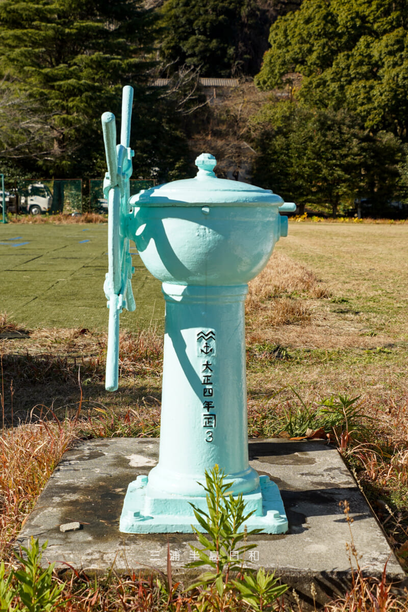 旧横須賀軍港水道（横須賀市上下水道局）逸見浄水場・配水井の旧日本海軍の紋章と大正四年の刻印があるバルブ操作台[側面]（撮影日：2025.12.26）