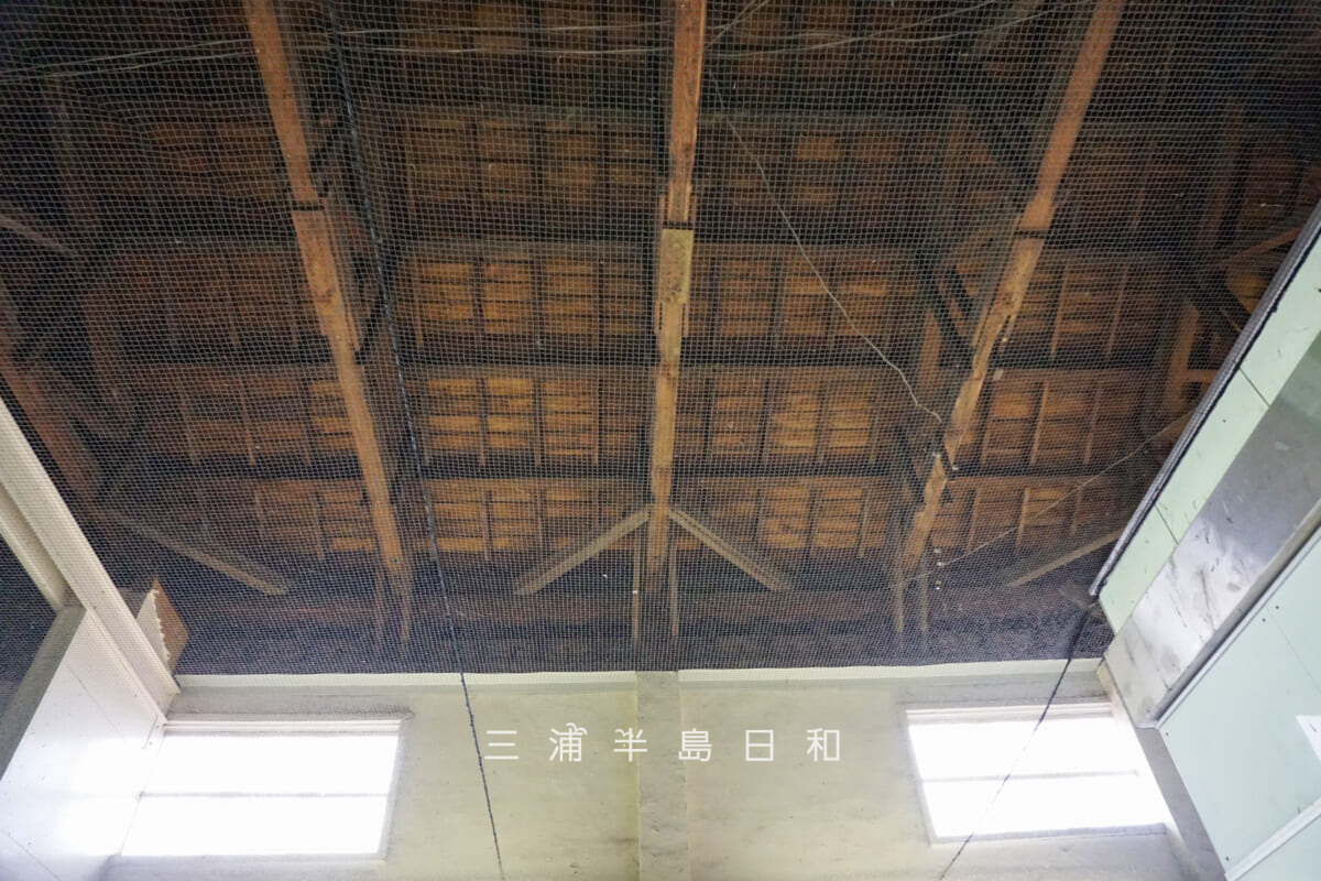 JR衣笠駅・屋根裏の構造がむき出しの駅舎内部（撮影日：2020.03.22）