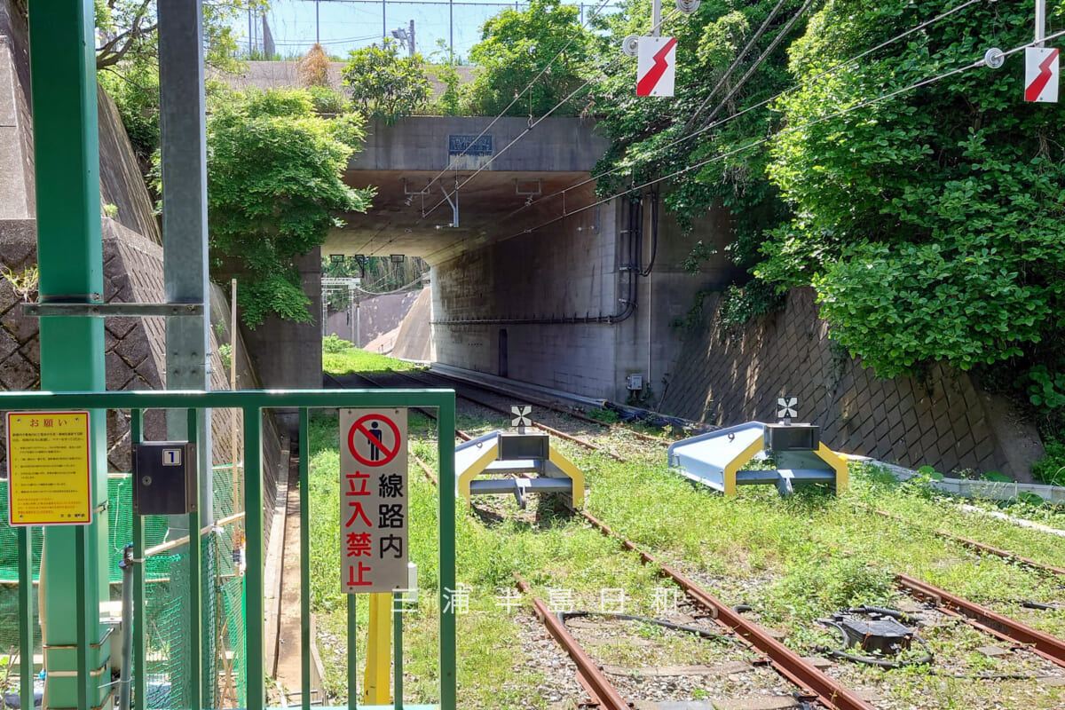 三崎口駅・終点の車止めとその先の国道134号をくぐる初声隧道(撮影日:2025.05.04)
