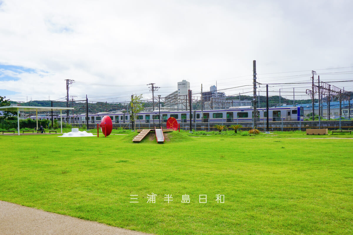 JR久里浜駅に停車中の横須賀線E235系電車を久里浜でんしゃ公園より望む(撮影日:2022.09.06)