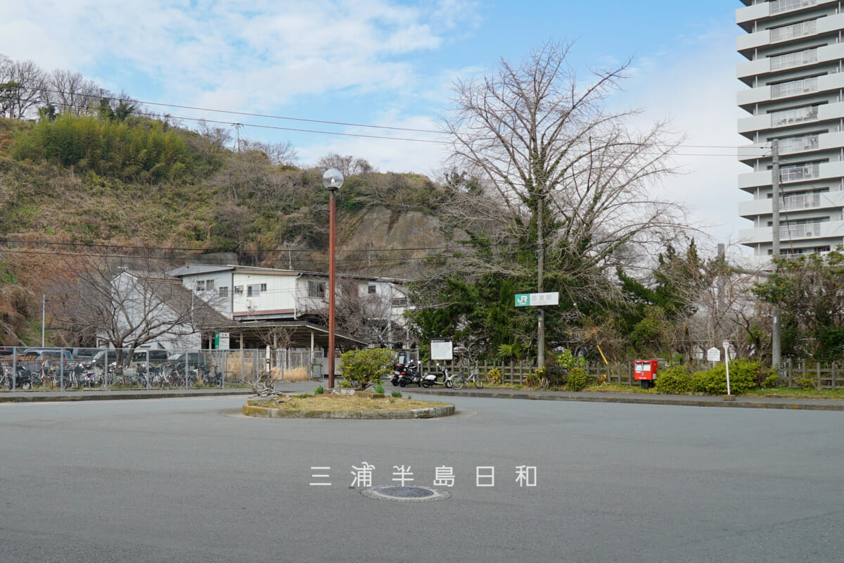 JR田浦駅・南口（撮影日：2025.03.11）