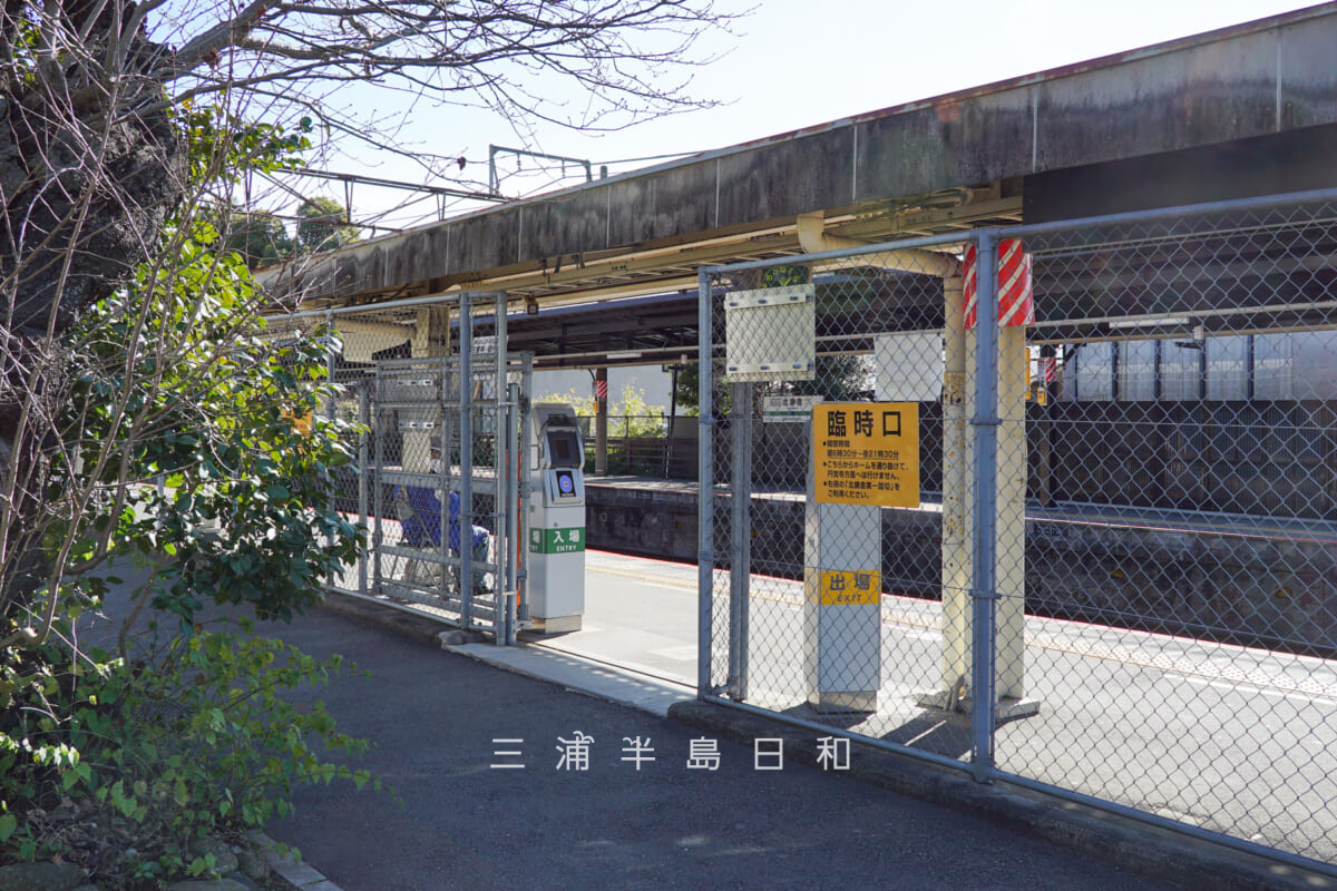 JR北鎌倉駅・下りホームに設置の臨時口（撮影日：2021.02.05）