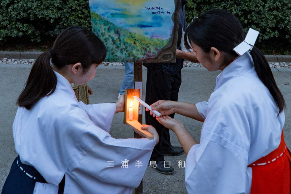 鶴岡八幡宮・ぼんぼり祭-1つずつローソクを使って手作業で灯されるぼんぼり(撮影日:2026.08.08)