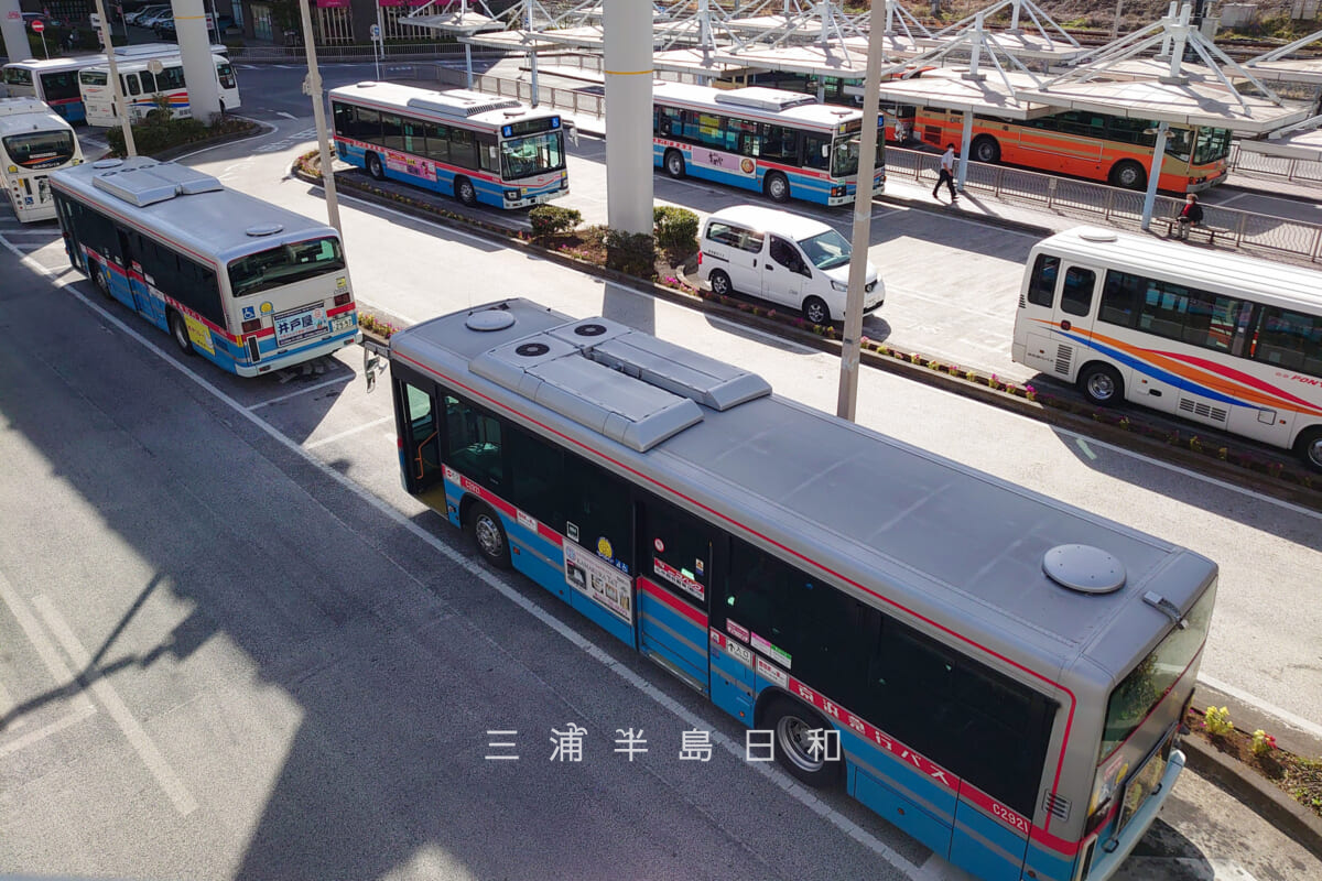 大船駅東口交通広場を見下ろす（2026年5月で京急バスの路線バスの乗り入れは廃止）（撮影日：2024.03.18）