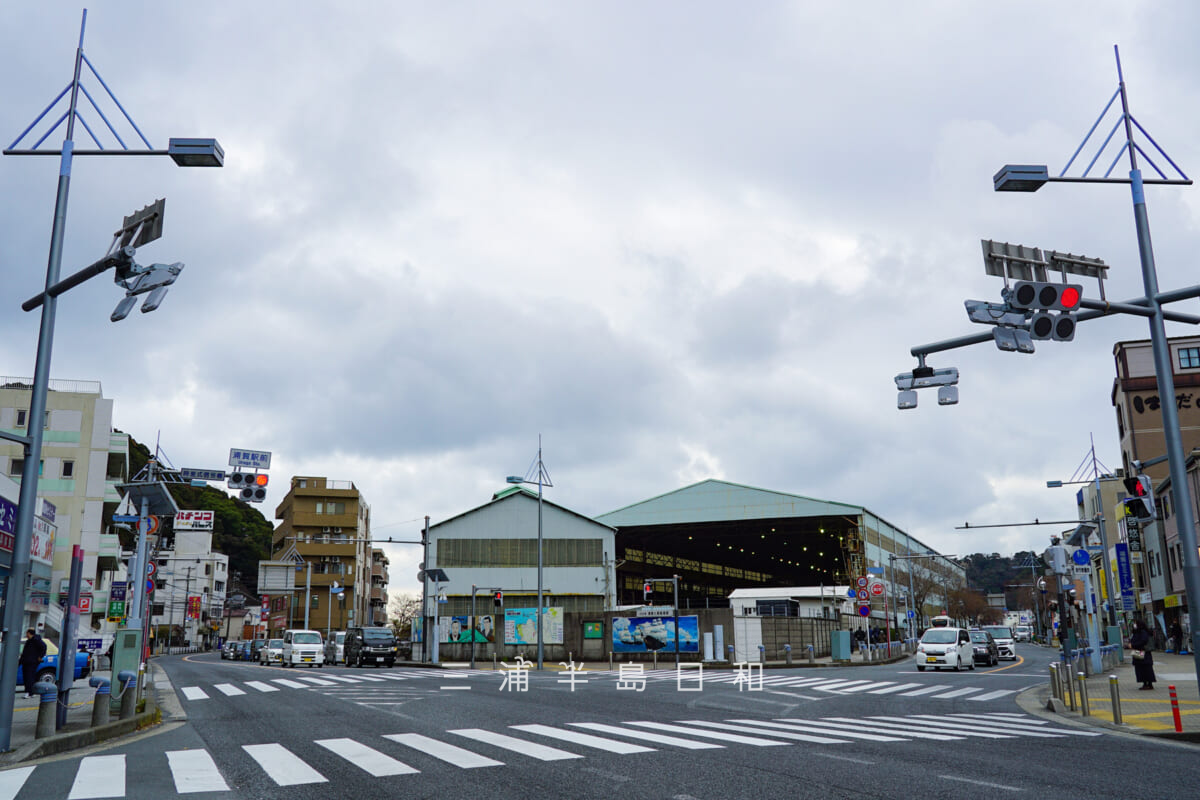 浦賀駅・駅前より旧浦賀ドック方面を望む（撮影日：2021.01.06）