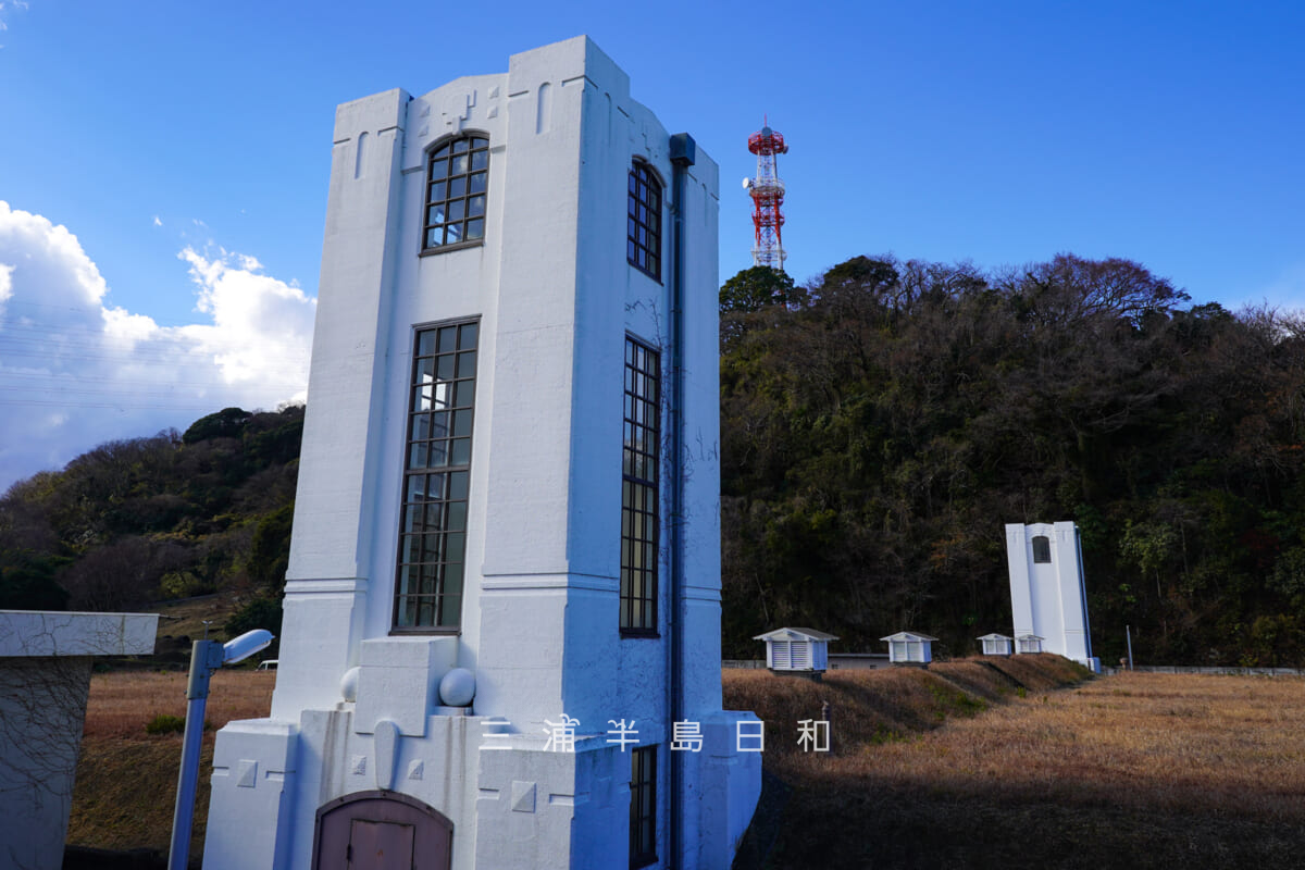 旧横須賀軍港水道(横須賀市上下水道局)逸見浄水場配水池東入口(手前)&西入口(奥)(撮影日:2025.12.26)