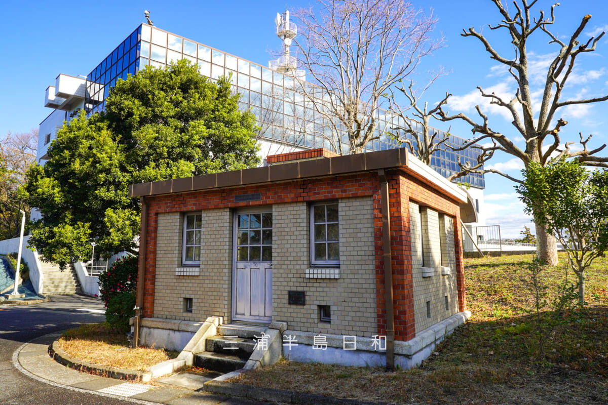 旧横須賀軍港水道（横須賀市上下水道局）逸見浄水場ベンチュリーメーター室[斜め前]（撮影日：2025.12.26）
