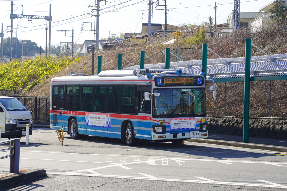 YRP野比駅・YRP5番館前、ニフコ方面行バス停に停まる自動運転実証実験バス(撮影日:2026.01.16)