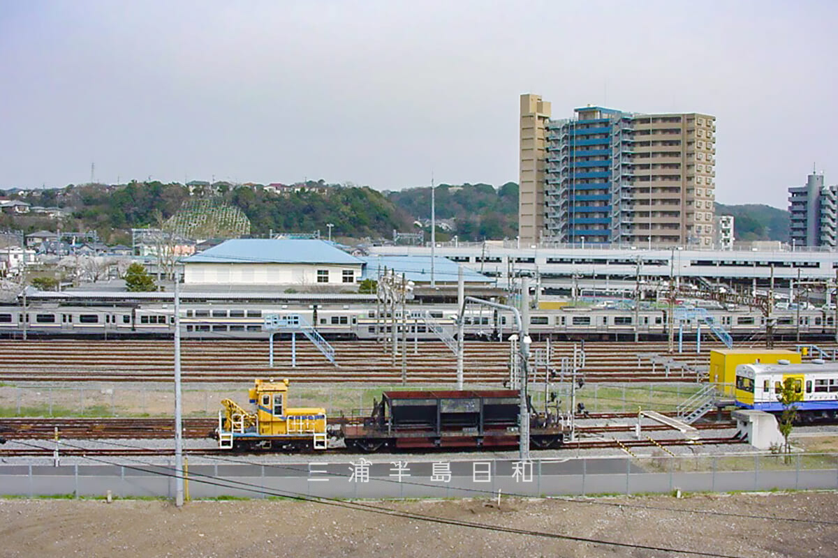 JR東日本横浜総合訓練センターとJR久里浜駅(撮影日:2003.03.29)