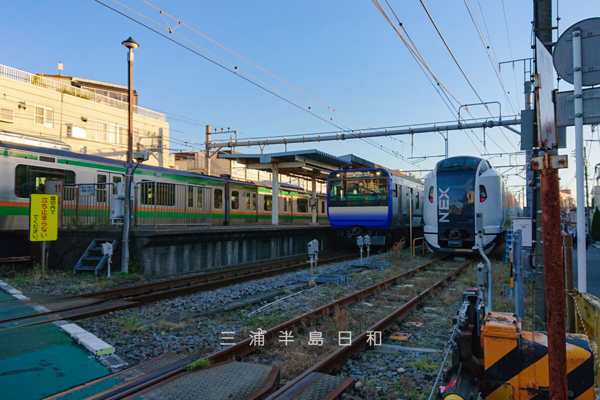 JR鎌倉駅・小町踏切より北鎌倉駅側の構内を望む(撮影日:2021.12.03)