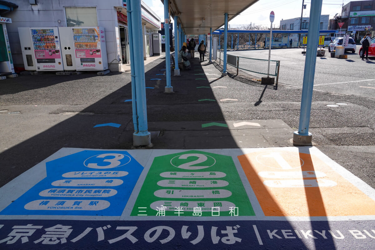 三崎口駅・京急バスのりばの行き先別整列乗車案内(撮影日:2025.02.07)