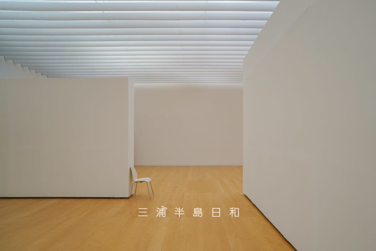 横須賀美術館・仮設壁に区切られた1階展示室(撮影日:2024.07.01)