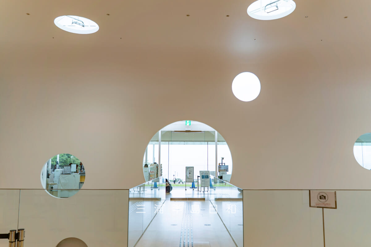 横須賀美術館・本館エントランスホール入口の丸窓（撮影日：2022.08.20）