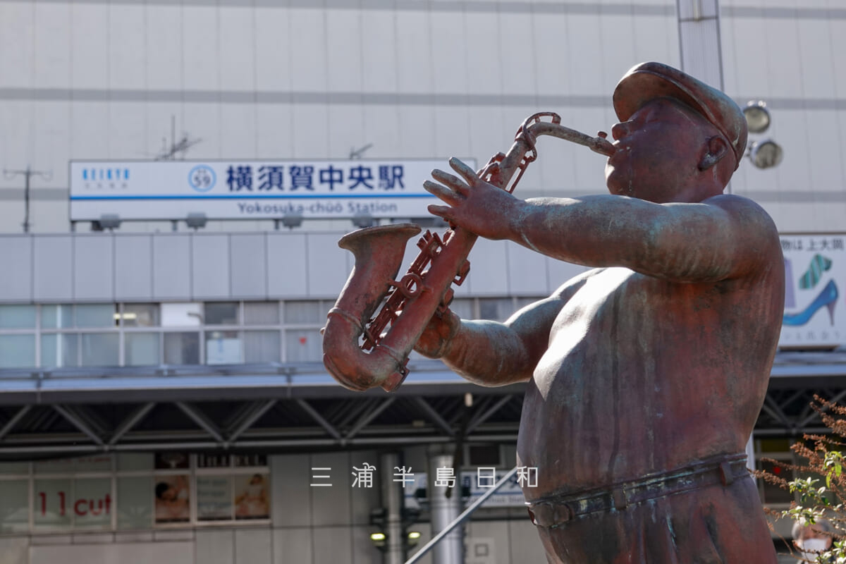 横須賀中央駅・Yデッキのジャズマンの銅像[アップ]（撮影日：2025.02.07）