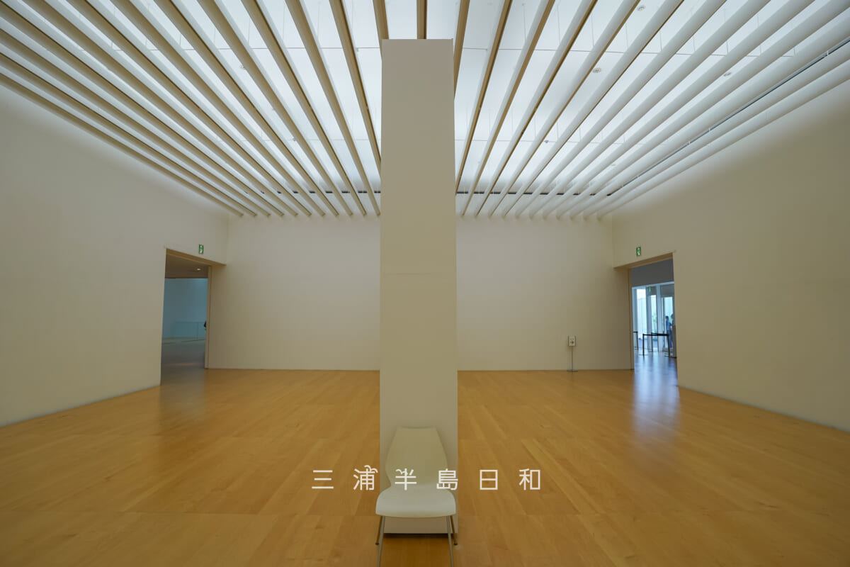 横須賀美術館・仮設壁で区切られた1階展示室2(撮影日:2024.07.01)