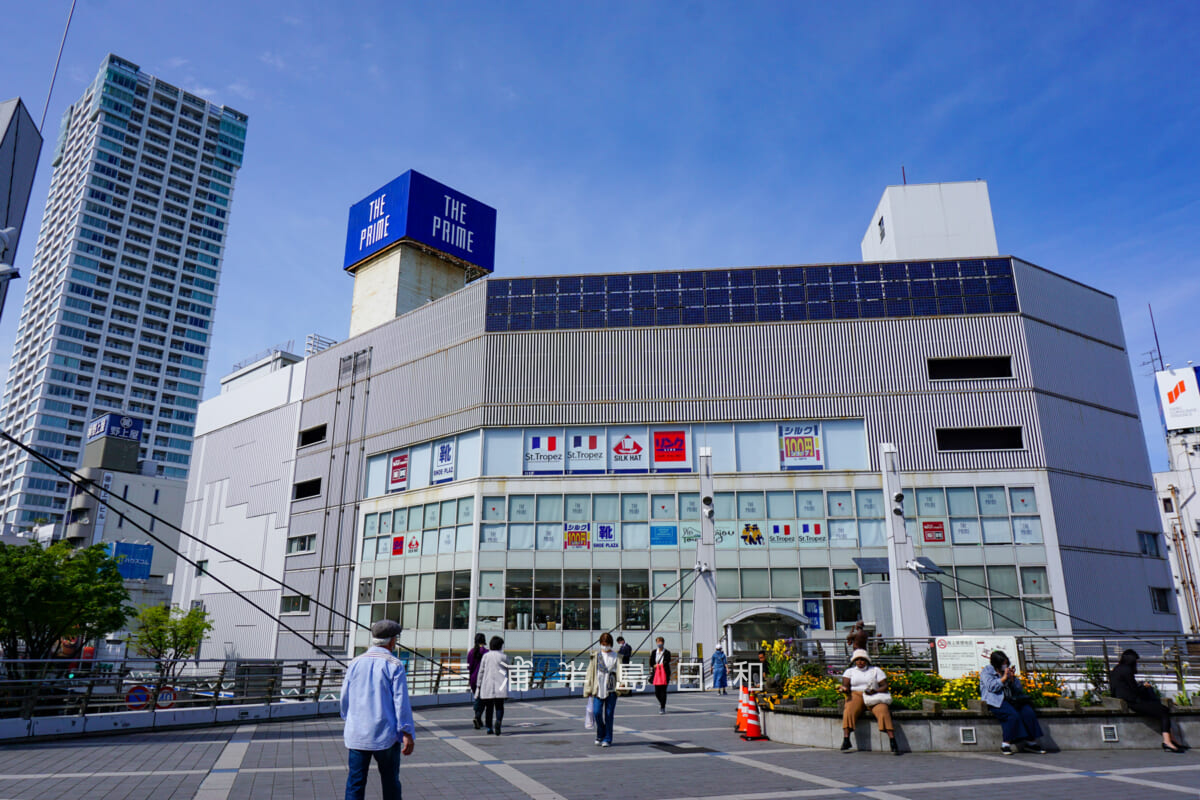 横須賀中央駅・東口改札前よりYデッキ越しにTHE PRIMEを望む(撮影日:2021.04.28)