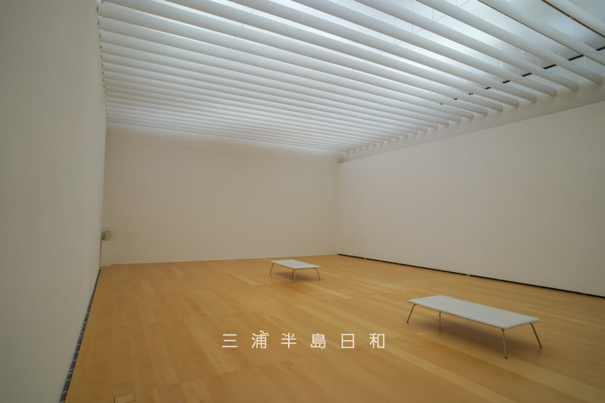 横須賀美術館・1階展示室[斜め]（撮影日：2024.07.01）