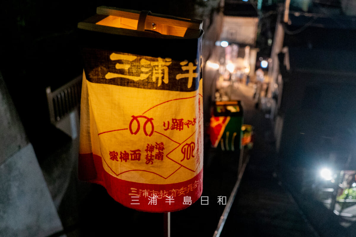 みうら夜市-灯ろうナイトウォーク・本瑞寺参道に展示された三浦市の手ぬぐいで装飾された灯ろうライトアップ(撮影日:2025.10.05)