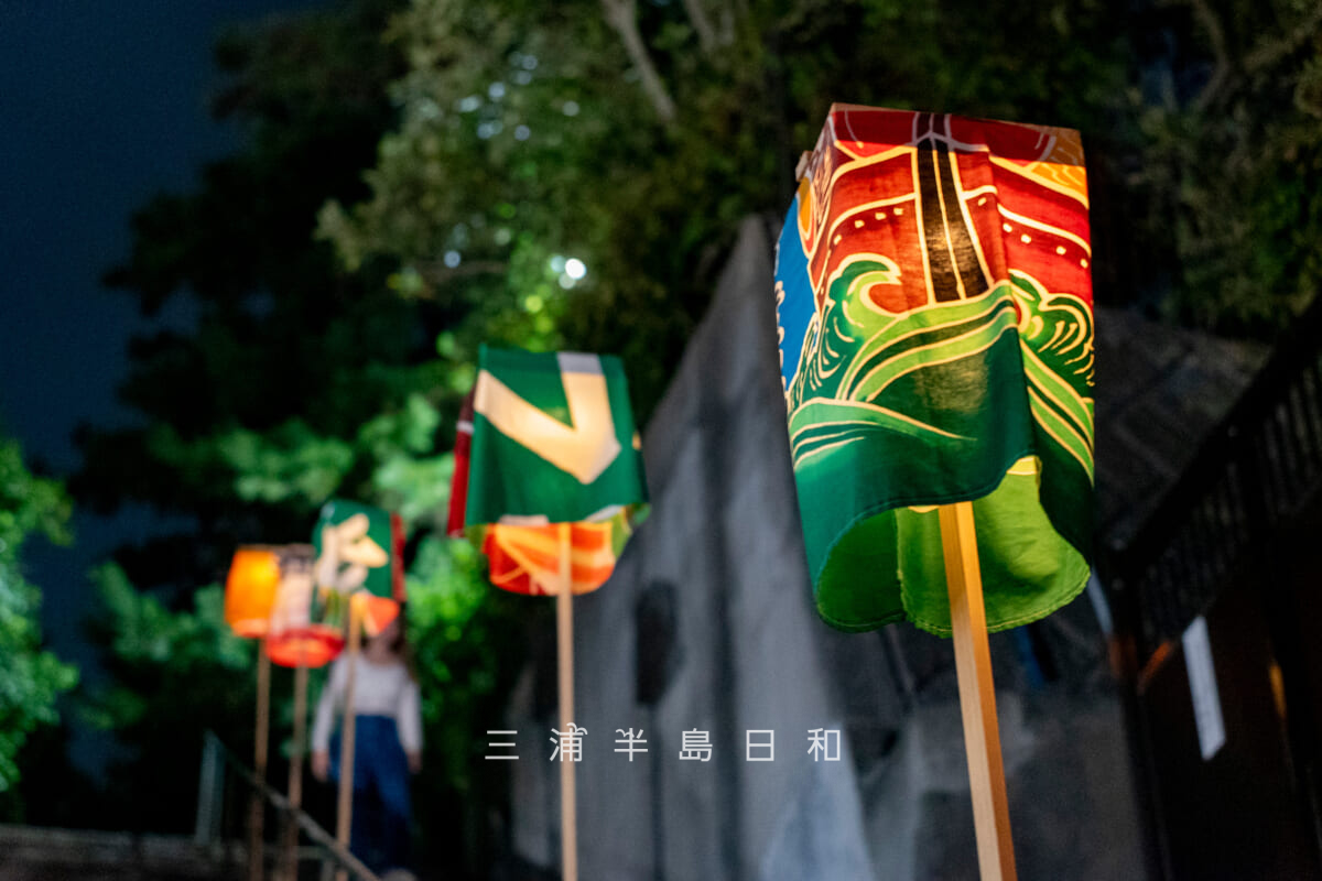 みうら夜市-灯ろうナイトウォーク・本瑞寺参道に展示された大漁旗で装飾された灯ろうライトアップ(撮影日:2025.10.05)