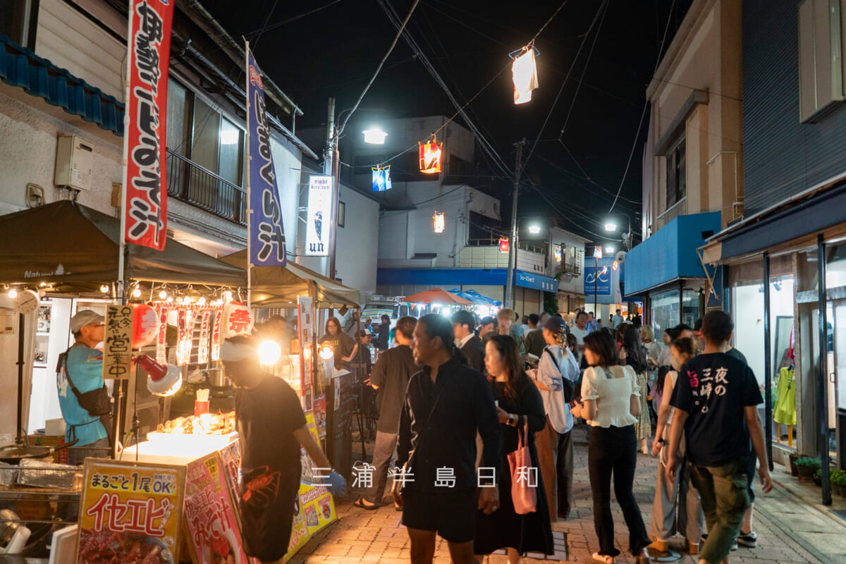みうら夜市-灯ろうナイトウォーク・下町商店街に建ち並ぶ出店-2(撮影日:2025.10.05)