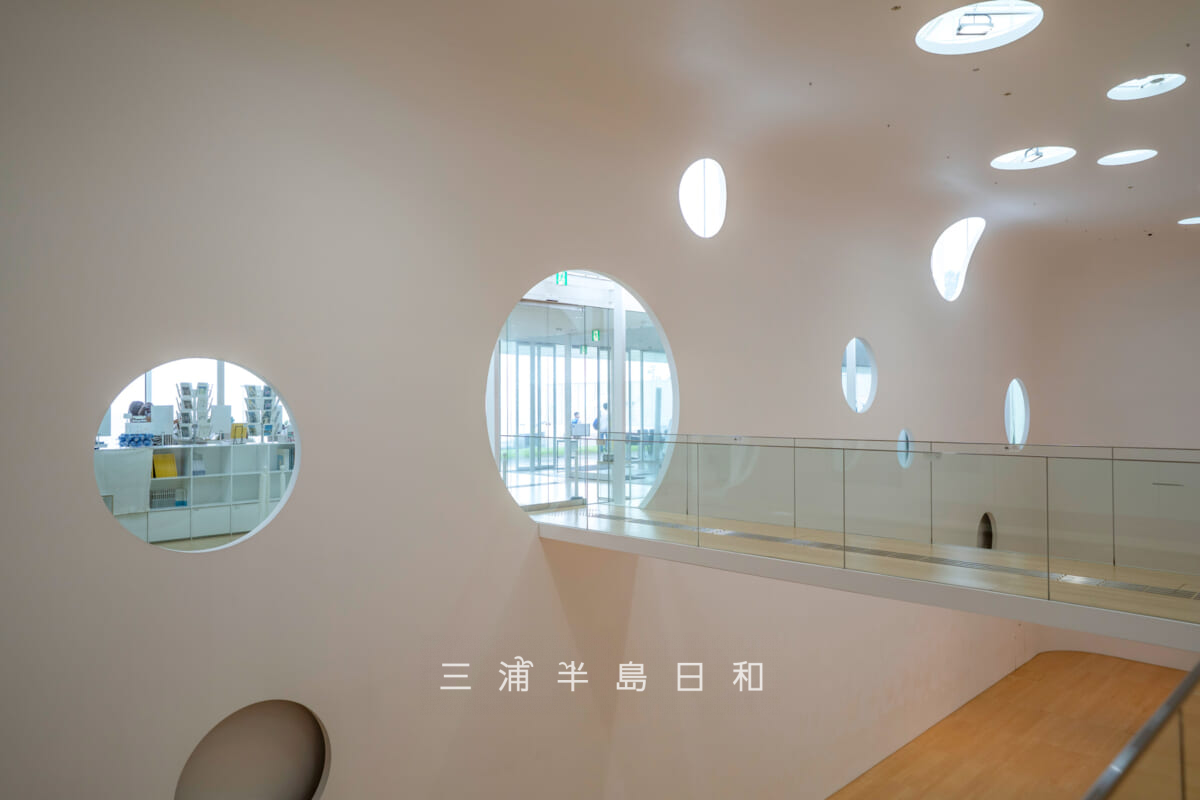 横須賀美術館・エントランスホール前のランダムな丸窓が特徴的な吹き抜け(撮影日:2024.07.01)
