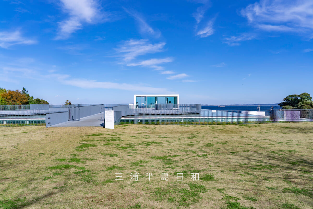 横須賀美術館・山の広場と屋上広場のガラス張りペントハウス(撮影日:2021.01.12)