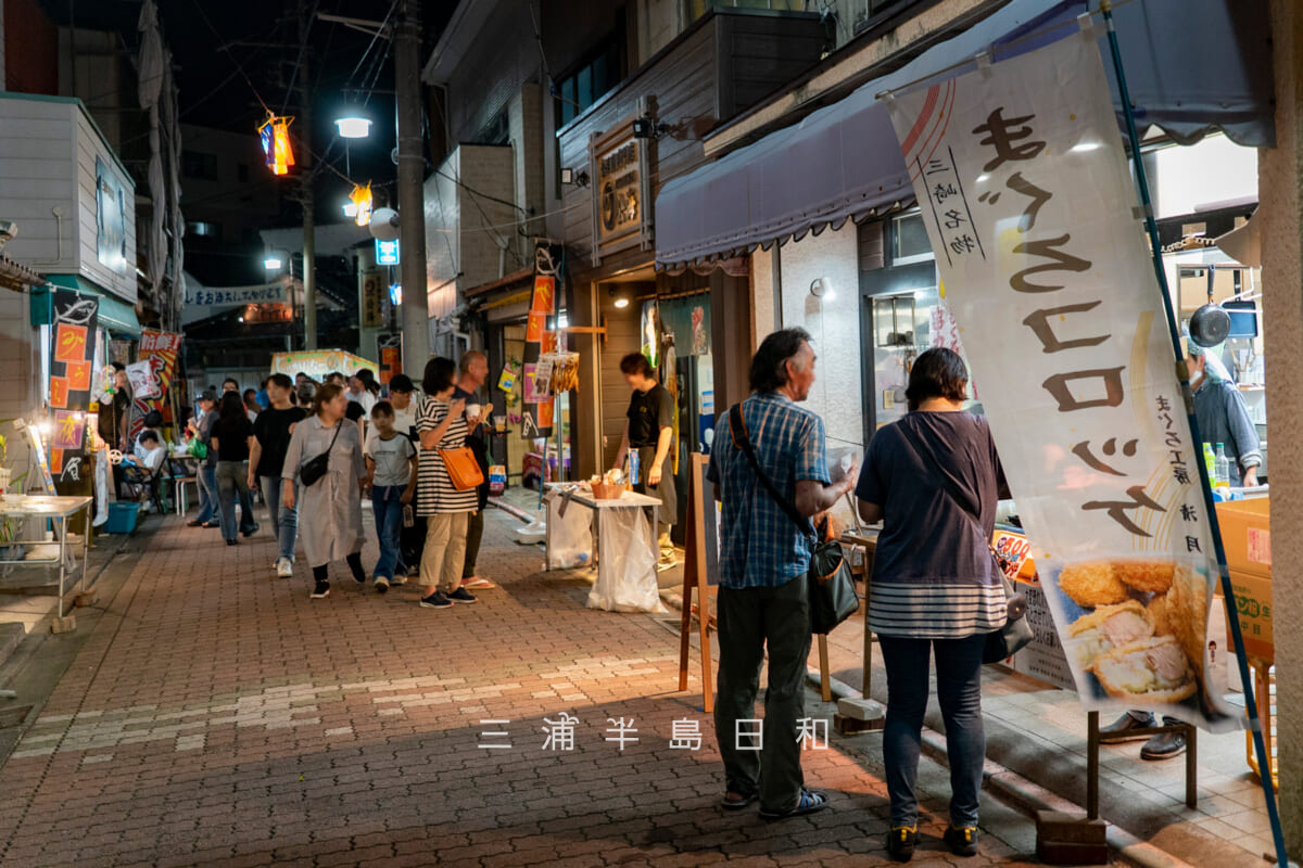 みうら夜市-灯ろうナイトウォーク・下町商店街に建ち並ぶ出店-1(撮影日:2025.10.05)