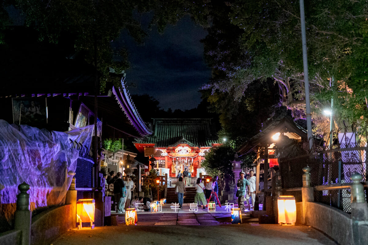 海南神社・みうら夜市と連動してライトアップされた境内(撮影日:2025.10.05)