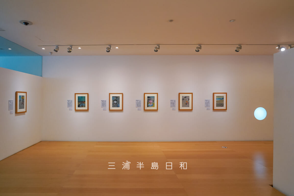 横須賀美術館-谷内六郎館・「週刊新潮」の表紙原画などが展示される展示室（撮影日：2024.07.01）