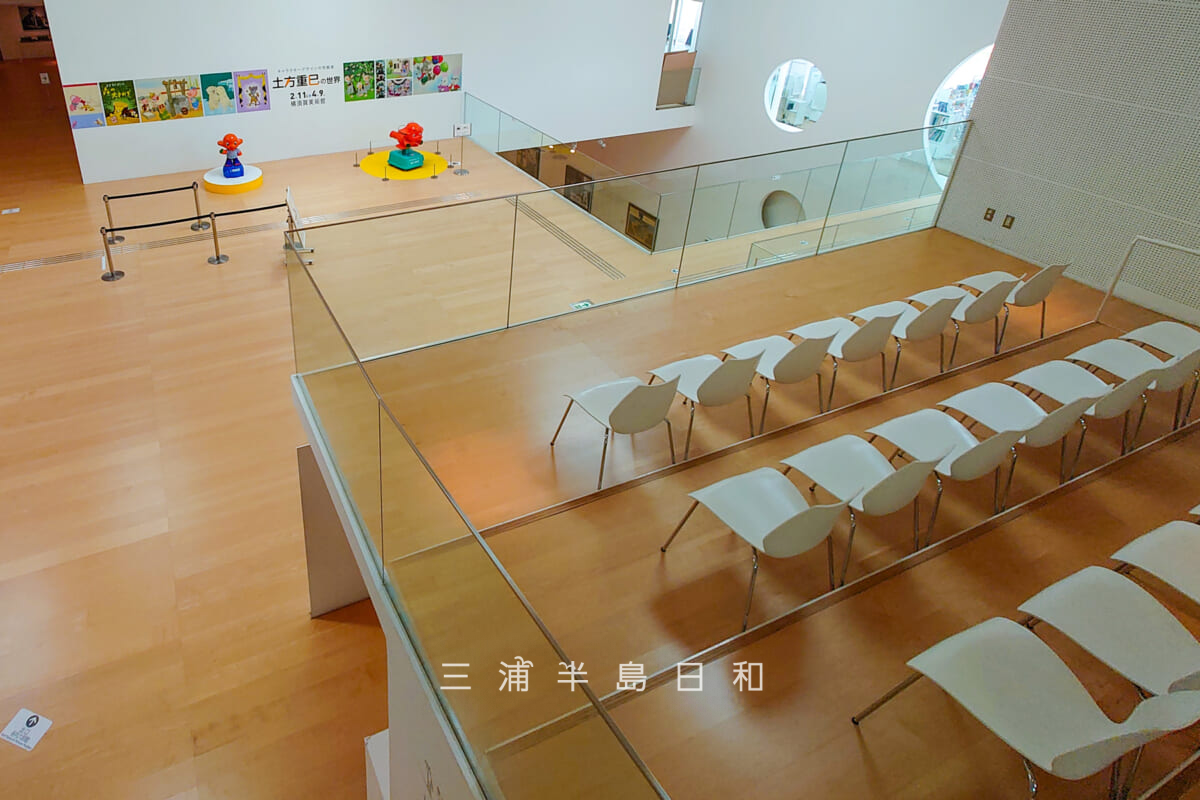 横須賀美術館・本館2階情報スペースの観客席（撮影日：2023.03.03）
