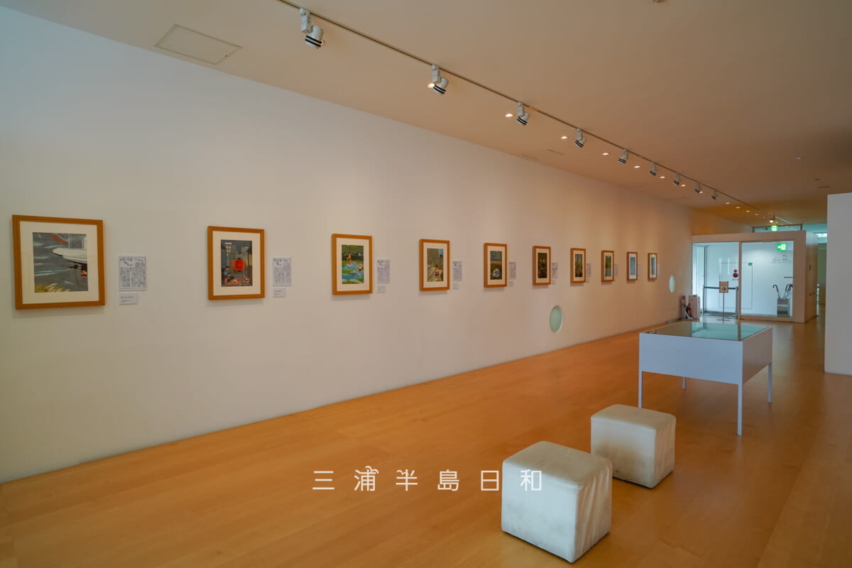 横須賀美術館-谷内六郎館・「週刊新潮」の表紙原画などが展示される展示室[奥側より]（撮影日：2024.07.01）