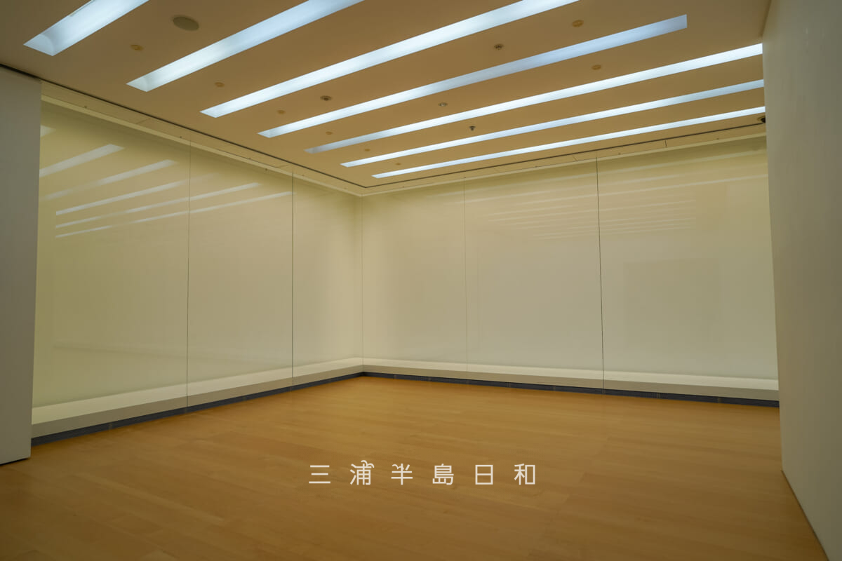 横須賀美術館・地階のガラス張りの展示室(撮影日:2024.07.01)