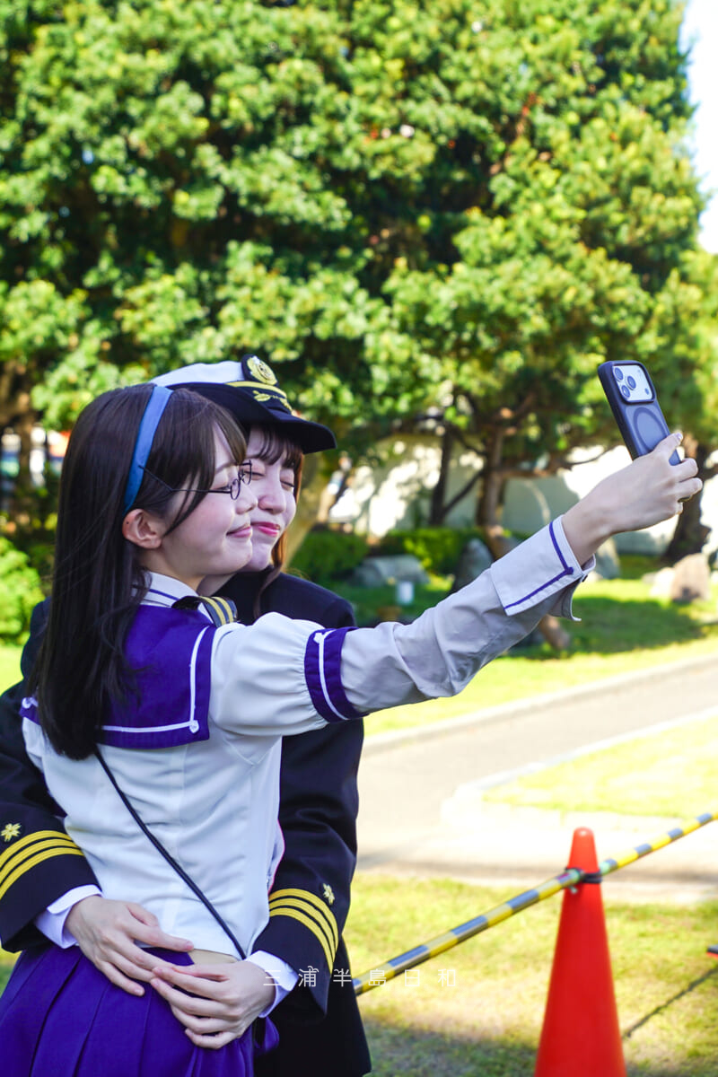 海上自衛隊横須賀地方隊オータムフェスタ2026・艦これ-艦娘遊撃隊-大淀（演：半澤楓さん）と足柄（演：澤田美紀さん）-ハグ[タテ]（撮影日：2026.10.10）