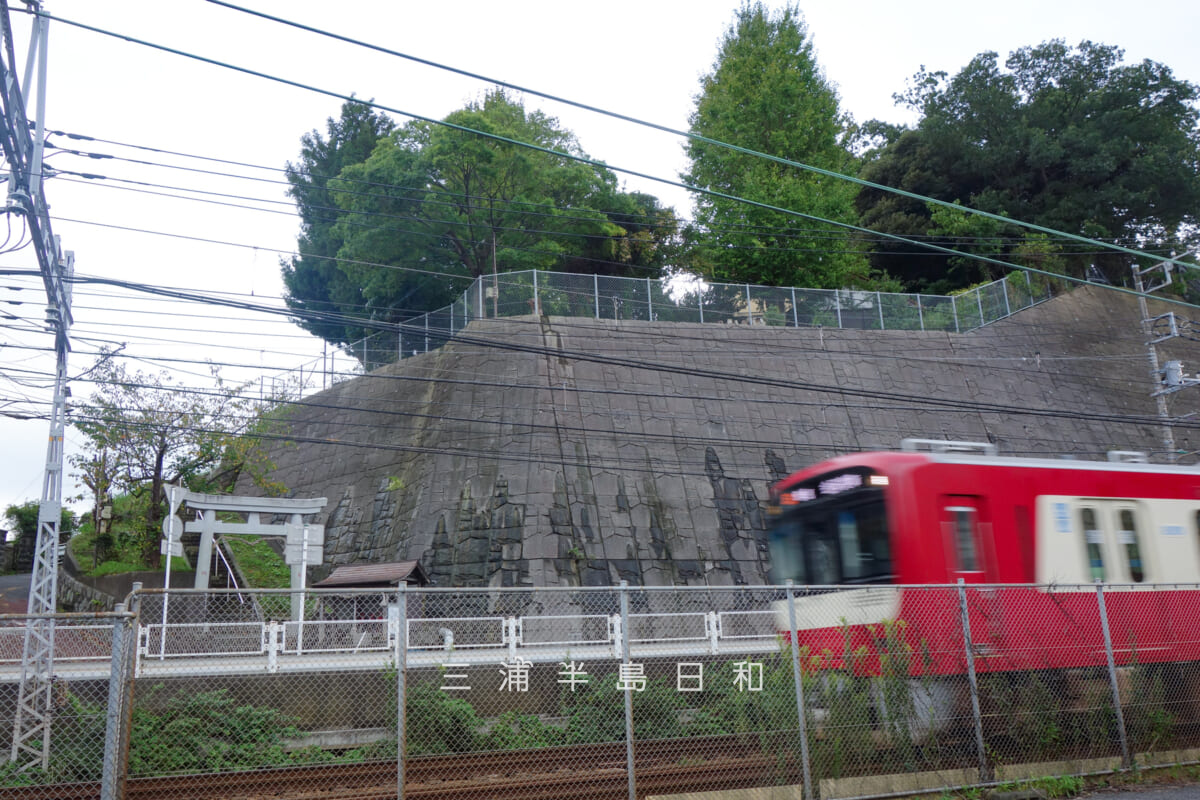 浅間神社(六浦南)・目の前を京急逗子線が走る境内(撮影日:2026.10.02)