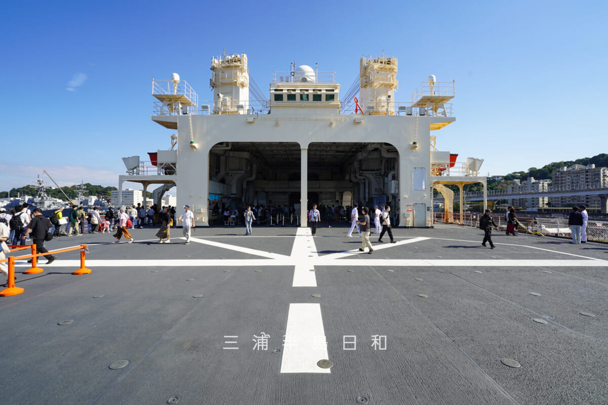 海上自衛隊横須賀地方隊オータムフェスタ2026・砕氷艦(南極観測船)「しらせ」-飛行甲板(撮影日:2026.10.10)